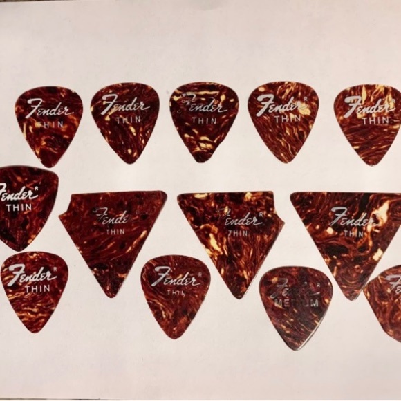 13 Vintage Fender 1960’s 1970’s Tort Celluloid Guitar Picks - Some Used - Picture 1 of 4